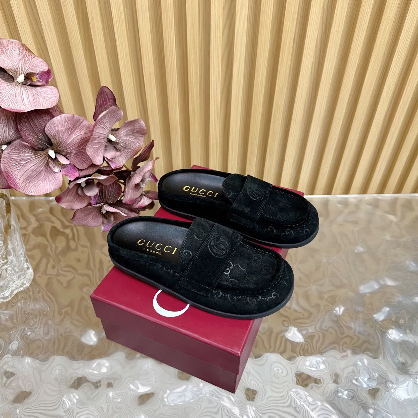 👟👟Ex-factory price 460👟👟 The new spring and summer styles are synchronized at the counter ⚠️Gucci new spring and summer double G fabric beach sandals thick soles Birkenstock slippers ———————————— G family always impresses people when it comes to embodying the sense of high-end. It looks like a simple style, but it is inexplicably high-end on the feet. It is very sexy and allows you to easily match it to show off various styles👍 The upper is made of imported nubuck leather The interior is made of imported sheepskin and the original genuine leather outsole Size: 35-40